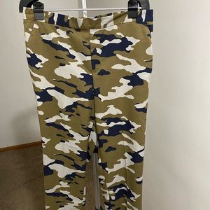 Camouflage cropped pants
